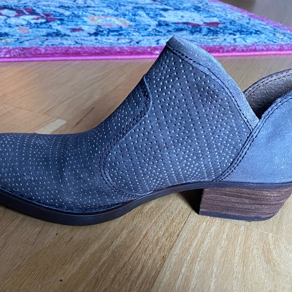 Womens born booties, size 7, grey, never worn!